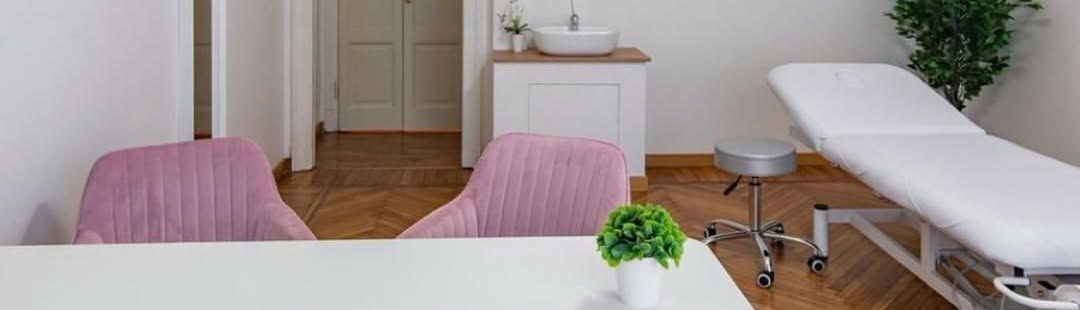 Lo studio della Dott.ssa Corradi: poltrone rosa, scrivania e lettino